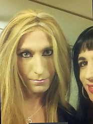 Amateur tranny slut is spreading her arsehole on pix